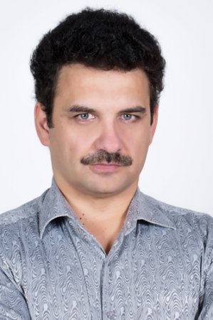 Руководитель детской театральной студии "Маска" - Михаил Чумаков.